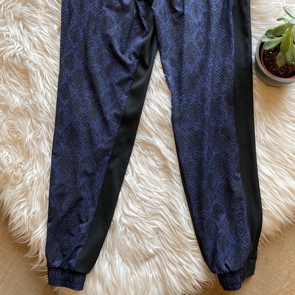 Athleta Brooklyn Navy Python Print High Waisted Joggers Size 0 EUC - Picture 8 of 13